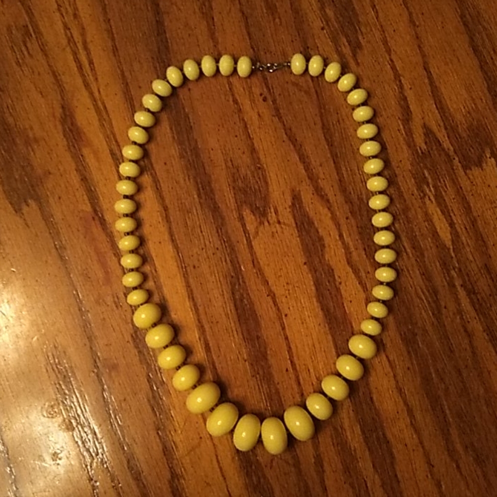 Yellow beaded retro necklace